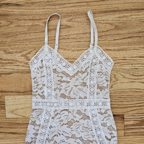 Pretty Little Thing Size 2 Lace Bodycon Mini Dress White and Beige Tank Floral - Picture 4 of 7